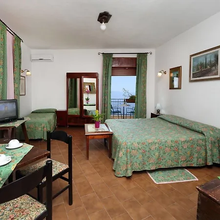 Regina Apartment *